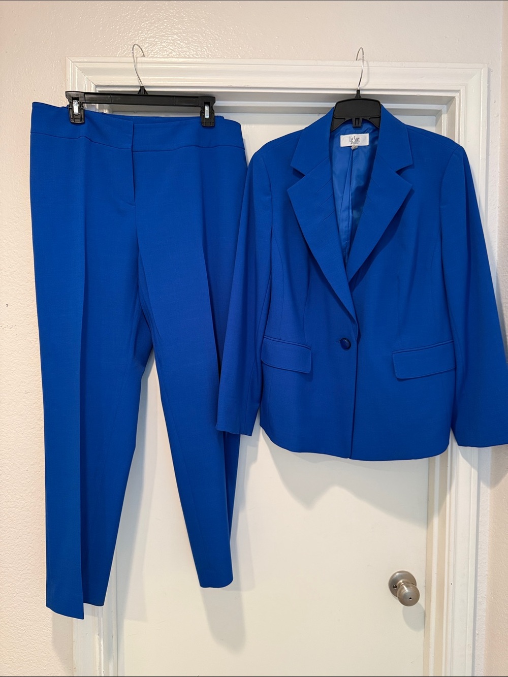 Le Suit Vibrant Blue Women's Two-Piece Pant Suit - Blazer & Trousers